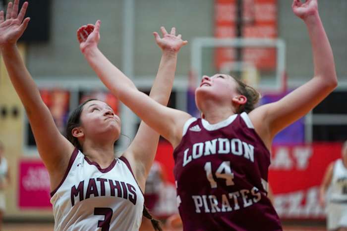mathis-london-girls-basketball-playoffs00019